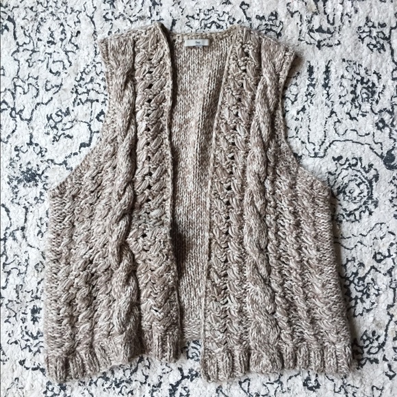 Gap Vest • Your new favorite winter item - Picture 1 of 5